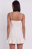 Vestidinho branco branco justo, decote quadrado com folhos e folhos