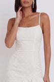 Vestidinho branco branco justo, decote quadrado com folhos e folhos