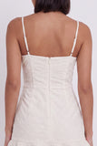 Vestidinho branco branco justo, decote quadrado com folhos e folhos