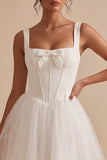 Espartilho branco de tule decote quadrado, vestido branco curto com laço
