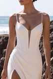 Vestido de Noiva Maxi em Tule Franzido com Espartilho Branco e Decote em V, com Fenda Lateral