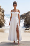 Vestido de noiva branco de cetim franzido em cetim com fenda de renda