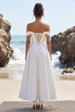 Vestido de noiva branco de cetim franzido em cetim com fenda de renda