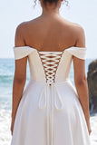 Vestido de noiva branco de cetim franzido em cetim com fenda de renda