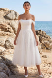 Vestido de noiva branco, de comprimento chá, em tule com aplicação em A, linha A