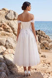 Vestido de noiva branco, de comprimento chá, em tule com aplicação em A, linha A