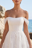 Vestido de noiva branco, de comprimento chá, em tule com aplicação em A, linha A