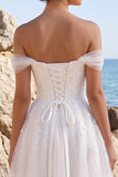 Vestido de noiva branco, de comprimento chá, em tule com aplicação em A, linha A