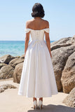 Vestido de noiva branco de cetim franzido até ao ombro, com renda