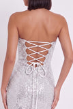 Vestido de cocktail curto bodycon sem alças com espartilho prateado e folhos