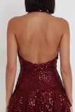 Vestido de cocktail curto sem costas com lantejoulas Borgonha com lantejoulas em camadas com folhos