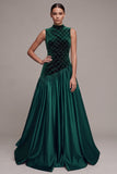 Vestido comprido de veludo em cetim verde escuro com decote alto e decote alto