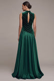 Vestido comprido de veludo em cetim verde escuro com decote alto e decote alto