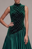 Vestido comprido de veludo em cetim verde escuro com decote alto e decote alto