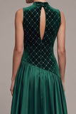 Vestido comprido de veludo em cetim verde escuro com decote alto e decote alto