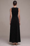 Vestido preto de veludo maxi de gola redonda