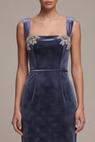 Vestido longo de veludo com decote quadrado de decote azul poeirento, vestido longo de veludo com missangas