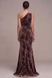Vestido Maxi Veludo Floral Franzido de Um Ombro em Veludo Castanho Ameixa com Fenda Lateral