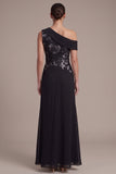 Vestido formal longo assimétrico com um ombro e franzido e vestido formal preto com aplicações