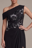 Vestido formal longo assimétrico com um ombro e franzido e vestido formal preto com aplicações