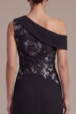 Vestido formal longo assimétrico com um ombro e franzido e vestido formal preto com aplicações