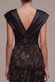 Vestido formal comprido preto, decote em V e decote em V