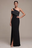 Vestido formal preto de bainha assimétrica, um ombro comprido, com fenda lateral