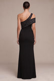 Vestido formal preto de bainha assimétrica, um ombro comprido, com fenda lateral