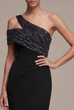 Vestido formal preto de bainha assimétrica, um ombro comprido, com fenda lateral
