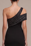 Vestido formal preto de bainha assimétrica, um ombro comprido, com fenda lateral