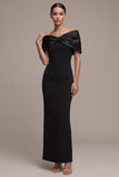 Vestido formal longo de cetim com bainha preta no ombro