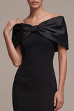 Vestido formal longo de cetim com bainha preta no ombro