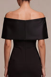 Vestido formal longo de cetim com bainha preta no ombro