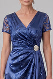 Vestido de mãe da noiva azul real de decote em V com decote em V e decote em V bordado
