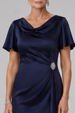 Vestido de Mãe da Noiva com gola azul azul-marinho com gola enbainhada, decote ondulado e franzido