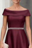Vestido de mãe da noiva midi de cetim Borgonha com linha A e cinto