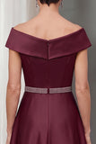 Vestido de mãe da noiva midi de cetim Borgonha com linha A e cinto
