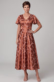Vestido de mãe da noiva, decote em V estampado em cetim castanho-avermelhado, com mangas esvoaçantes