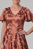 Vestido de mãe da noiva, decote em V estampado em cetim castanho-avermelhado, com mangas esvoaçantes