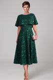 Vestido Midi de Mãe da Noiva verde escuro com gola redonda e decote redondo verde escuro com capa