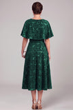 Vestido Midi de Mãe da Noiva verde escuro com gola redonda e decote redondo verde escuro com capa