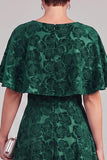 Vestido Midi de Mãe da Noiva verde escuro com gola redonda e decote redondo verde escuro com capa
