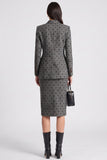 Vestido de trabalho cinzento, com ponta ajustada, com lapela de um só botão, até ao joelho