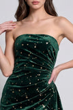 Vestido de cocktail curto sem alças e franzidos em veludo verde escuro