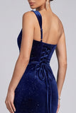 Vestido de noite franzido em veludo azul-marinho com glitter