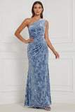 Vestido de dama de honor longo de veludo azul com um ombro franzido
