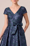 Vestido de mãe da noiva Jacquard de decote em V, decote em V, mangas longas de Mãe da Noiva, com faixa de laço