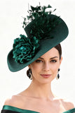 Chapéu Fascinator de Flor em Tecido Sinamay Verde Escuro com Pena