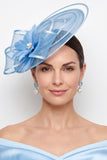 Chapéu Fascinator em malha azul Sinamay em malha de cetim com pérola e pena