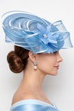 Chapéu Fascinator em malha azul Sinamay em malha de cetim com pérola e pena